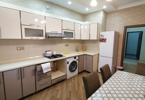 Comfort Apartment | Private kitchen | Fridge, microwave, oven, stovetop - Bakuvi Tourist Apartment B038 (Baku)