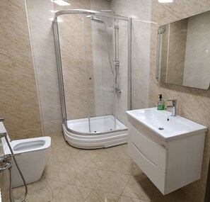 Comfort-Apartment | Badezimmer | Duschwanne, kostenlose Toilettenartikel, Haartrockner, Hausschuhe