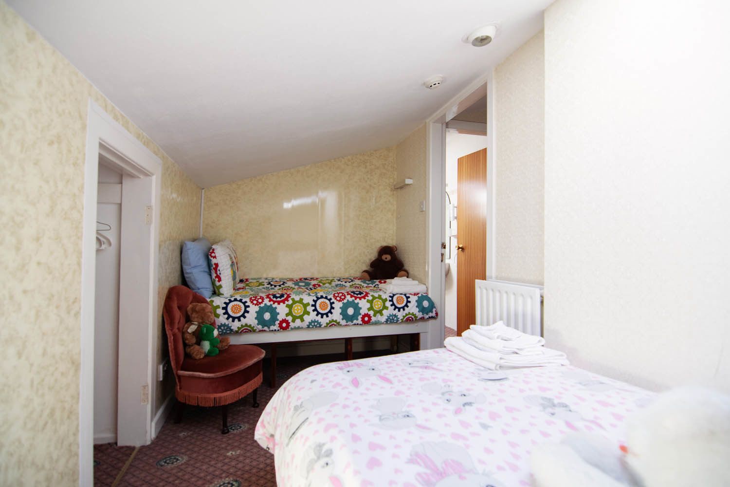 Family Room, Multiple Beds, Ensuite, Garden View | Iron/ironing board, free WiFi, bed sheets