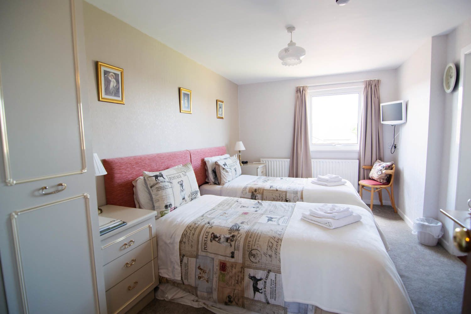 Standard Twin Room, 2 Single Beds, Ensuite, Garden View | Iron/ironing board, free WiFi, bed sheets