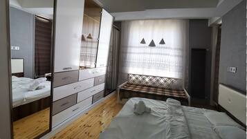 Apartment | Iron/ironing board, rollaway beds, free WiFi