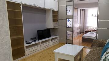 Apartment | Iron/ironing board, rollaway beds, free WiFi