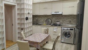 Căn hộ | Bếp riêng | Tủ lạnh, lò vi sóng, bếp nấu, ấm điện 