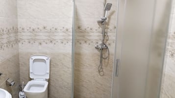 Apartamento standard | Banheiro | Chuveiro, produtos de toalete grátis, secador de cabelo, chinelos