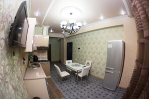 舒适公寓 | 私人厨房 | 大冰箱、微波炉、炉灶、电热水壶