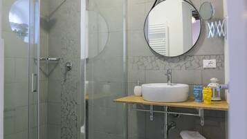 Superior vierpersoonskamer (DEPENDANCE) | Badkamer | Een douche, een regendouche, een haardroger, een bidet