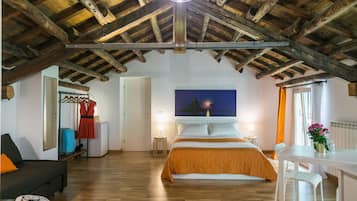 Suite – superior (MANSARDA) | Allergitestet sengetøy, dundyner, minibar (inkludert) og safe på rommet