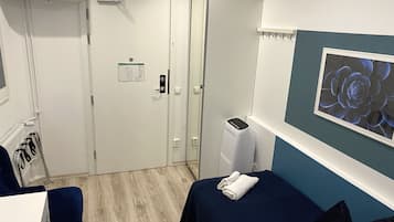 Basic Room 3 (Shared bathroom) | Tabla de planchar con plancha, wifi gratis y ropa de cama