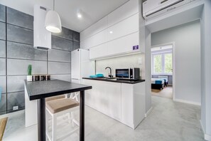 Departamento urbano | Cocineta privada | Refrigerador, microondas, horno y parrilla de estufa 