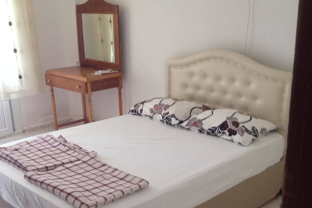 2 bedrooms, desk, rollaway beds