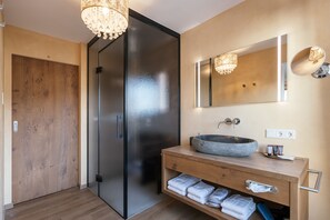 Estudio empresarial, 1 habitación (Apartment) | Baño | Regadera, regadera tipo lluvia, amenidades de baño gratuitas 