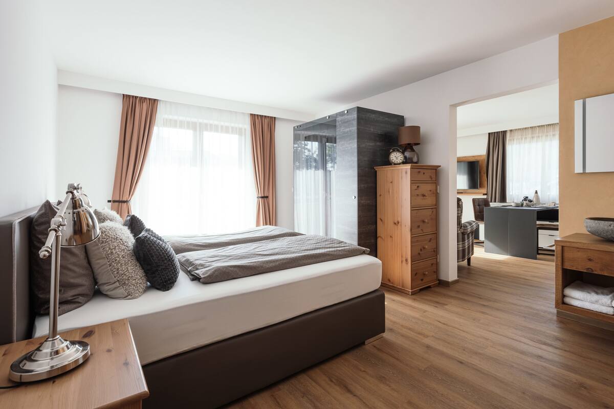 Classic Apartment, 1 Bedroom, Allergy Friendly | Hypo-allergenic bedding available, in-room safe, desk, laptop workspace