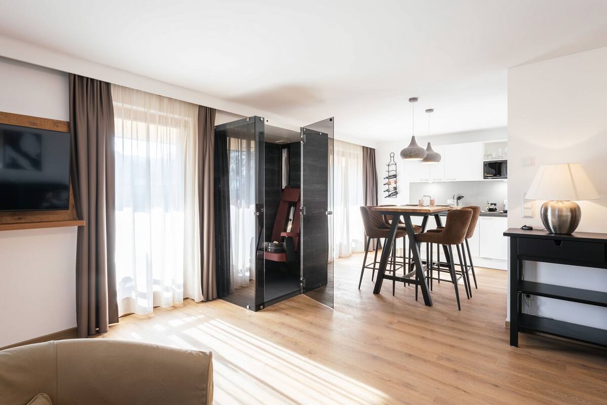 Deluxe Apartment | Living room | 49-inch flat-screen TV with cable channels, TV