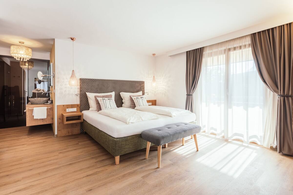 Premium-Apartment, 1 Schlafzimmer | 1 Schlafzimmer, Allergikerbettwaren, Zimmersafe, individuell dekoriert