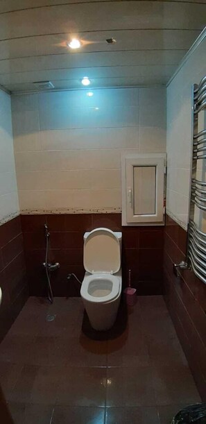 Comfort Apartment | Bathroom | Combined shower/tub, free toiletries, hair dryer, slippers