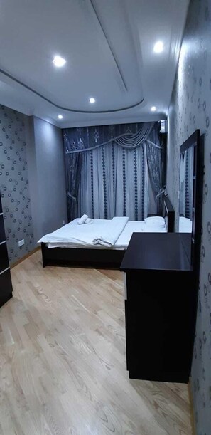 Comfort Apartment | Blackout drapes, iron/ironing board, rollaway beds, free WiFi