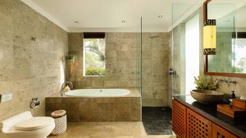 Biệt thự dành cho gia đình, 6 phòng ngủ, hồ bơi riêng | Phòng tắm | Bồn tắm và buồng tắm vòi sen riêng, bồn tắm ngâm, vòi sen phun mưa