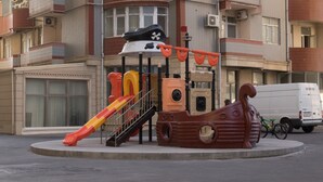 Un parque infantil con temática pirata, que incluye toboganes y estructuras para escalar.