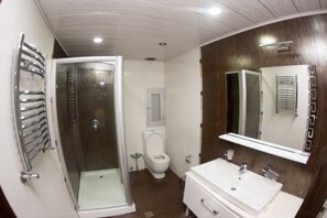 Apartamento conforto | Banheiro | Chuveiro, secador de cabelo, chinelos, sabonete