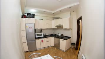 Refrigerador con freezer, microondas, placa de cocina