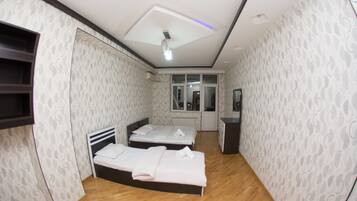 Escritorio, tabla de planchar con plancha y wifi gratis