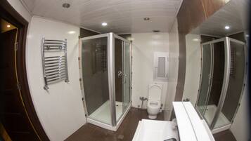 Apartamento conforto | Banheiro | Chuveiro, secador de cabelo, chinelos, sabonete