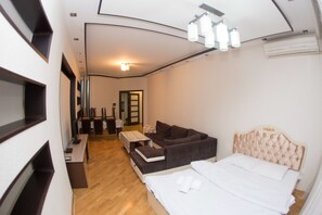 Desk, iron/ironing board, free WiFi - Bakuvi Tourist Apartment B086 (Baku)