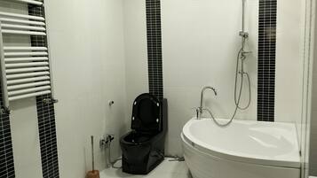 Apartamento conforto | Banheiro | Chuveiro/banheira combinados, produtos de toalete grátis