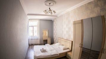 Apartment | Iron/ironing board, rollaway beds, free WiFi