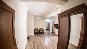 Apartment | Iron/ironing board, rollaway beds, free WiFi