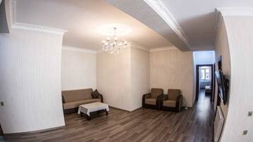 Apartment | Iron/ironing board, rollaway beds, free WiFi