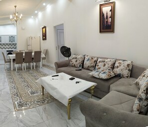 Blackout curtains, iron/ironing board, rollaway beds, free WiFi - Bakuvi Tourist Apartment B097 (Baku)