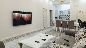 Cortinas blackout y tabla de planchar con plancha