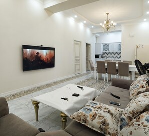Deluxe Apartment | Blackout curtains, iron/ironing board, rollaway beds, free WiFi - Bakuvi Tourist Apartment B097 (Baku)