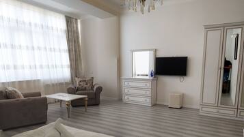 Cortinas blackout y tabla de planchar con plancha