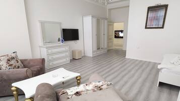 Cortinas blackout y tabla de planchar con plancha