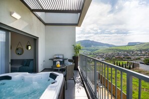 Honeymoon Suite, 1 Bedroom, Mountain View | Balcony view