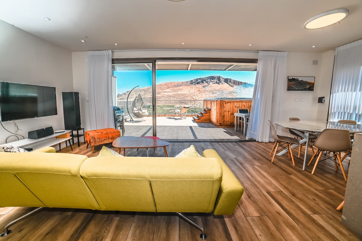 Suite Premium, 2 habitaciones, vista al lago | Sala de estar | Televisión de pantalla plana