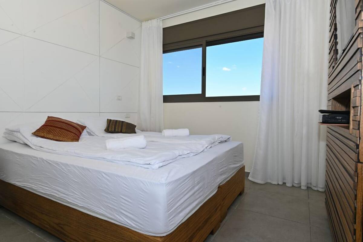 Design Suite, 2 Bedrooms, Lake View | Laptop workspace, iron/ironing board, WiFi (free)