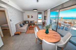 Design Suite, 2 Bedrooms, Lake View | Living room