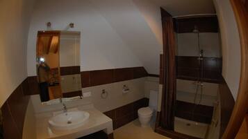 Een bad/douchecombinatie, een haardroger, een bidet, handdoeken