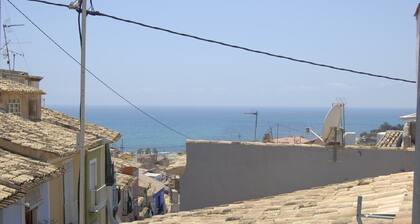 2 bed/2 bath house - roof terrace with sea views - 2 mins. to beach