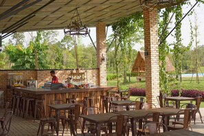 Aperto a colazione, pranzo e cena, cucina locale e internazionale 