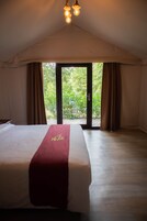 帐篷房 (Glamping) | 特色装修、办公桌、遮光窗帘、熨  斗/熨板