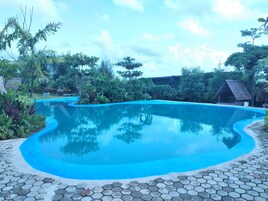 Una piscina al aire libre