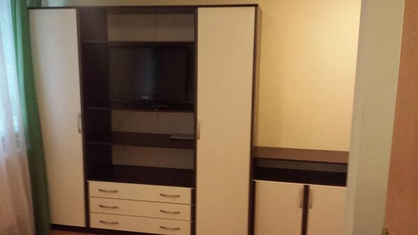 Une armoire dotée de nombreux compartiments et de tiroirs.
