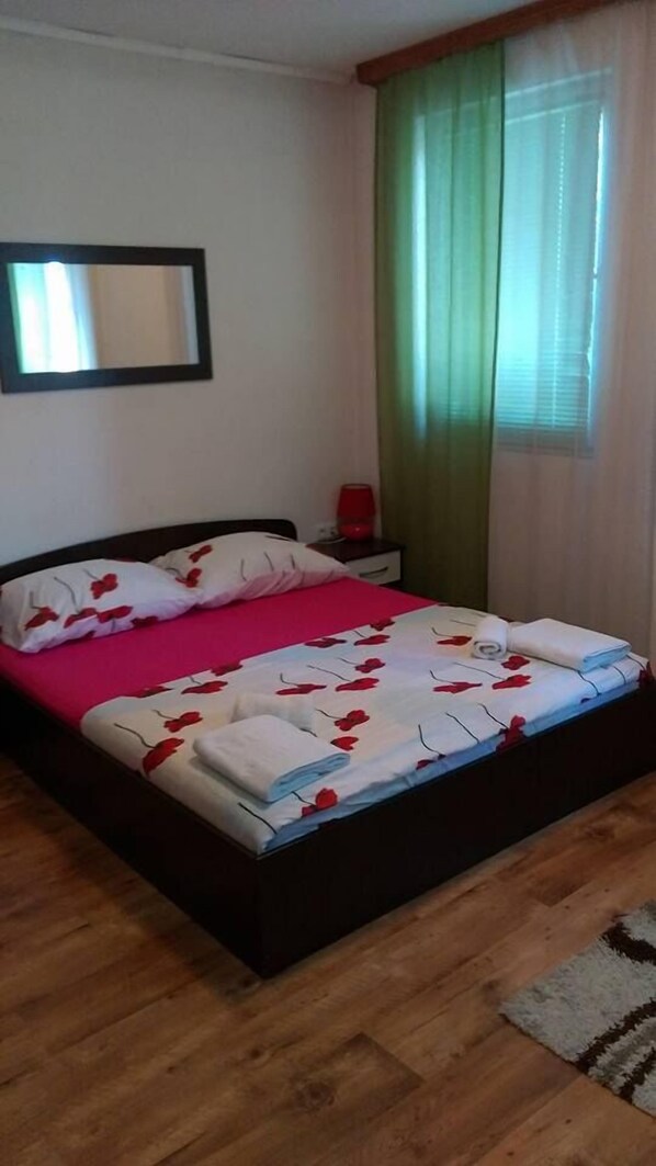 1 bedroom, desk, laptop workspace, free cots/infant beds