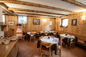 Tägliches inbegriffenes kontinentales Frühstück