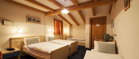 Quadruple Room | Desk, cots/infant beds, free WiFi