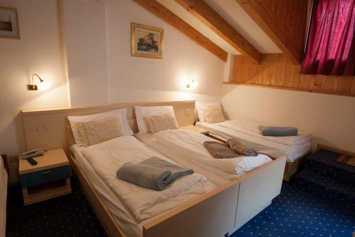 Habitación triple | Escritorio, cunas y wifi gratis